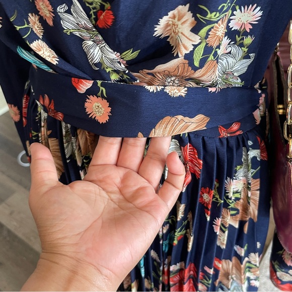 Beautiful Long Sleeve Pleated Floral Maxi Dress size US 12 - Picture 4 of 12